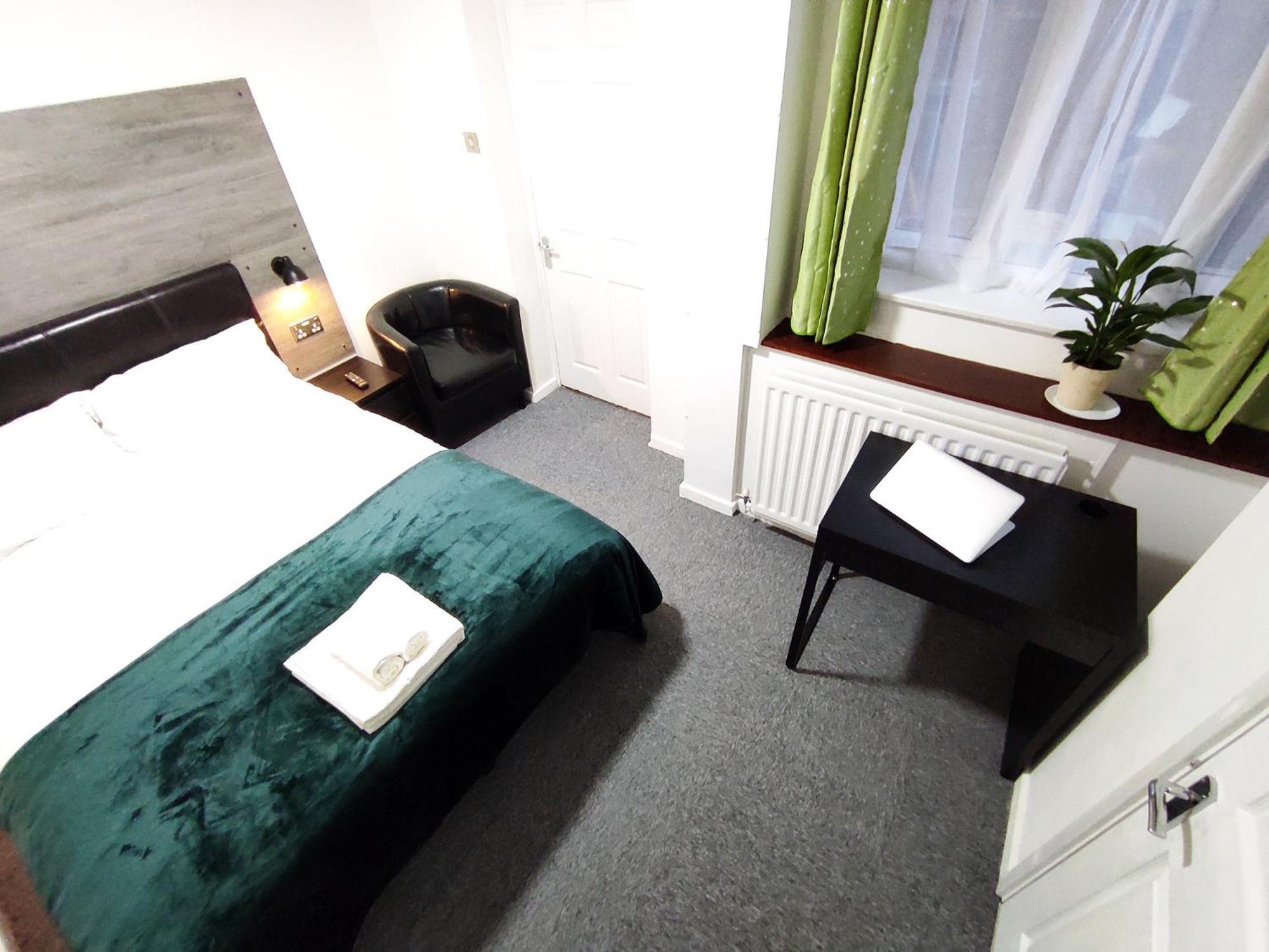 Rowan - Centre Self Contained One-bed Flat